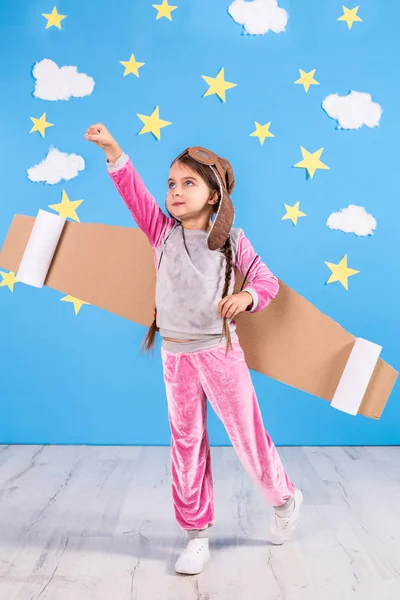 Küçük çocuk kız bir astronot kostüm oynayan ve bir uzay adamı olmayı hayal.