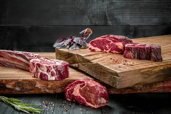 Kesme tahtası ile taze fesleğen ve biberiye fışkın taze çiğ et