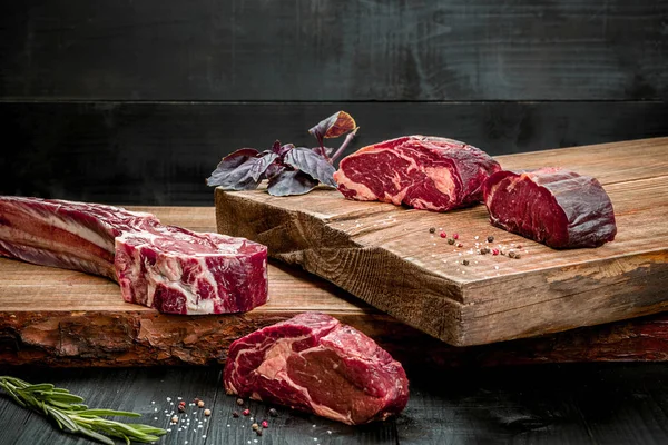 Kesme tahtası ile taze fesleğen ve biberiye fışkın taze çiğ et