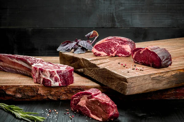 Kesme tahtası ile taze fesleğen ve biberiye fışkın taze çiğ et