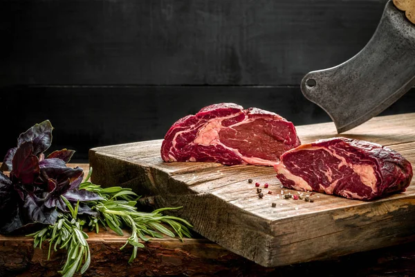 Kesme tahtası ile taze fesleğen ve biberiye fışkın taze çiğ et