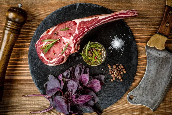 Droge leeftijd ruwe van de tomahawk biefstuk met ingrediënten voor het grillen — Stockfoto