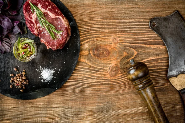 Ham sığır eti biftek ızgara malzemelerle kuru yaşlı