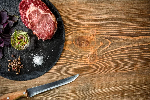 Filete de res crudo añejado seco con ingredientes para asar — Foto de Stock