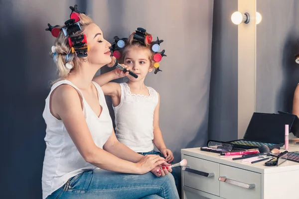 Matka i jej dziecko dziewczynka robią makijaż i zabawy n — Zdjęcie stockowe