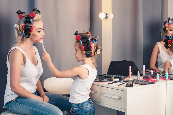 Matka a její dítě dívka dělá váš make-up a baví — Stock fotografie