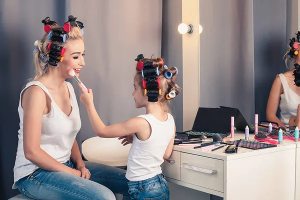 Matka a její dítě dívka dělá váš make-up a baví — Stock fotografie