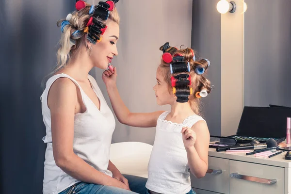 Matka a její dítě dívka dělá váš make-up a baví n — Stock fotografie