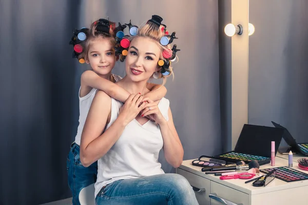 Güzel genç anne ve kızıyla birlikte saç curlers — Stok fotoğraf