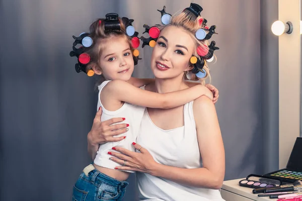 Güzel genç anne ve kızıyla birlikte saç curlers — Stok fotoğraf