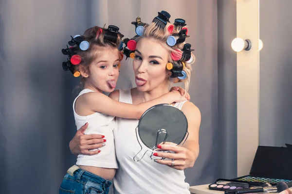 Güzel genç anne ve kızıyla birlikte saç curlers sp vardır — Stok fotoğraf