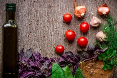 Sosu yapmak için taze organik maddeler: ıspanak, domates, Brüksel lahanası, fesleğen, zeytinyağı rustik arka planda, üstten görünüm.