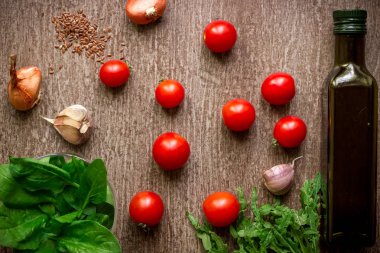 Salata yapmak için taze organik maddeler: ıspanak, domates, Brüksel lahanası, fesleğen, zeytinyağı rustik arka planda, üstten görünüm.