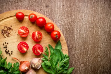 Salata yapmak için taze organik maddeler: ıspanak, domates, Brüksel lahanası, fesleğen, zeytinyağı rustik arka planda, üstten görünüm.