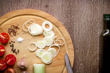 Salata yapmak için taze organik maddeler: ıspanak, domates, Brüksel lahanası, fesleğen, zeytinyağı rustik arka planda, üstten görünüm.