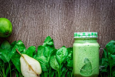 Bardak ıspanak suyu ahşap arka plan üzerinde