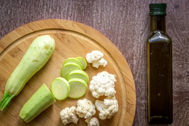 Ahşap arka plan organik vejetaryen gıdaların kompozisyon: yeşil sebze, kabak, karnabahar. Üstten Görünüm.