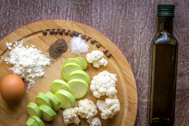 Taze sebze rosto için hazır. Üstten Görünüm. Ahşap arka plan