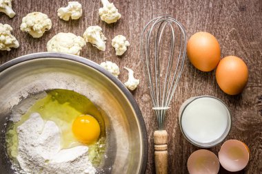 Pişmiş yumurta ve un ile karnabahar.