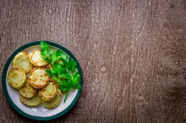 Meyilli ahşap arka plan üzerinde çanak üzerinde kızarmış kabak,.