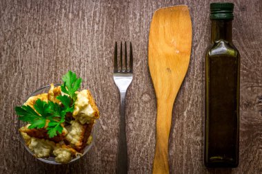 meyilli plaka üzerinde fırında karnabahar