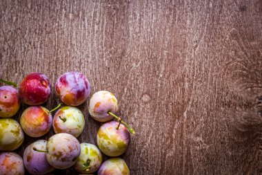 ahşap arka plan üzerinde taze sulu Erik