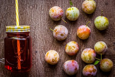 Antika ahşap zemin üzerine taze erik suyu ile cam