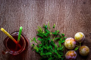 Taze erik suyu ve vintage ahşap zemin üzerine yeşil nane ile cam