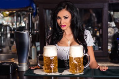 Oktoberfest bira stein tutan dirndl elbiseli seksi kadın.