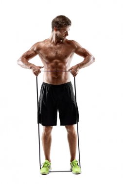 Lastik bant, atış studio ile çalışma dışarı yakışıklı fitness adam.