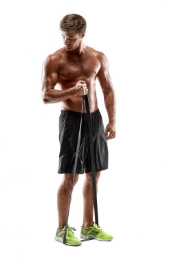 Lastik bant, atış studio ile çalışma dışarı yakışıklı fitness adam.