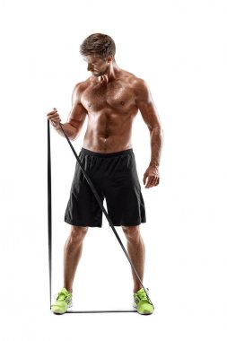 Lastik bant, atış studio ile çalışma dışarı yakışıklı fitness adam.