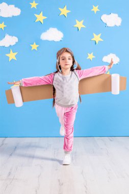 Evde oyuncak jet pack ile oynayan kız pilot. Başarı ve lider kavramı