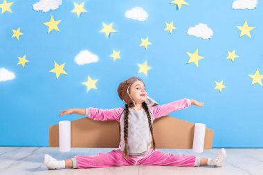 Evde oyuncak jet pack ile oynayan kız pilot. Başarı ve lider kavramı