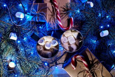 Noel sıcak içecek. Kakao hatmi, garland ve Ladin dallarda ahşap arka plan ile. Üstten Görünüm