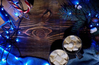 Noel sıcak içecek. Kakao hatmi, garland ve Ladin dallarda ahşap arka plan ile. Üstten Görünüm