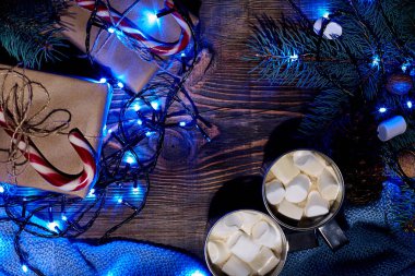 Noel sıcak içecek. Kakao hatmi, garland ve Ladin dallarda ahşap arka plan ile. Üstten Görünüm