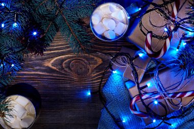 Noel sıcak içecek. Kakao hatmi, garland ve Ladin dallarda ahşap arka plan ile. Üstten Görünüm