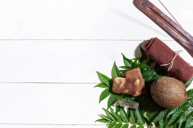 Kahverengi havlu, mavi kil ve doğal kahve soap üzerinde beyaz ahşap masa, üstten görünüm