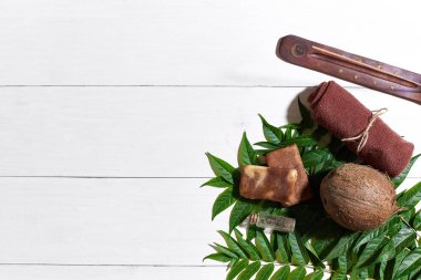 Kahverengi havlu, mavi kil ve doğal kahve soap üzerinde beyaz ahşap masa, üstten görünüm