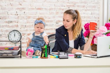 İş kadını anne kadın laptop çalışma kızı olan