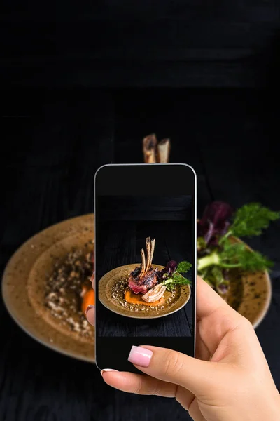 스마트폰, 모바일 카메라와 함께 식사를 촬영에 식품의 젊은 여성이 복용 사진 — 스톡 사진
