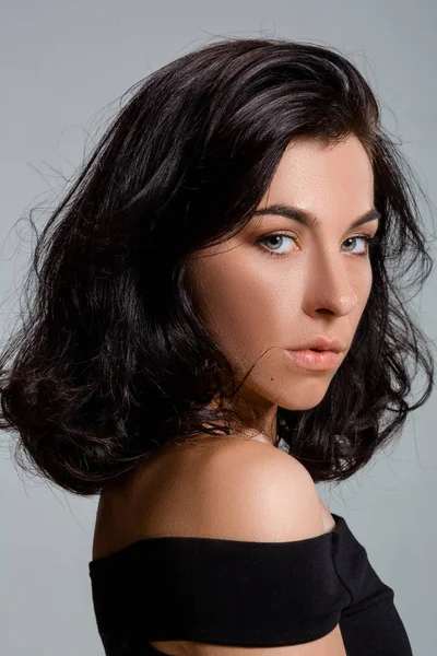 Ritratto di bellezza di giovane donna bruna dall'aspetto fresco e adorabile con capelli castani sani . — Foto Stock