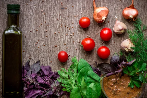 Ingredienti biologici freschi per la preparazione della salsa: spinaci, pomodori, germogli, basilico, olio d'oliva su fondo rustico, vista dall'alto . — Foto Stock