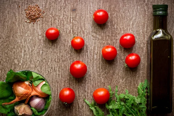Ingredienti biologici freschi per l'insalata: spinaci, pomodori, germogli, basilico, olio d'oliva su fondo rustico, vista dall'alto . — Foto Stock