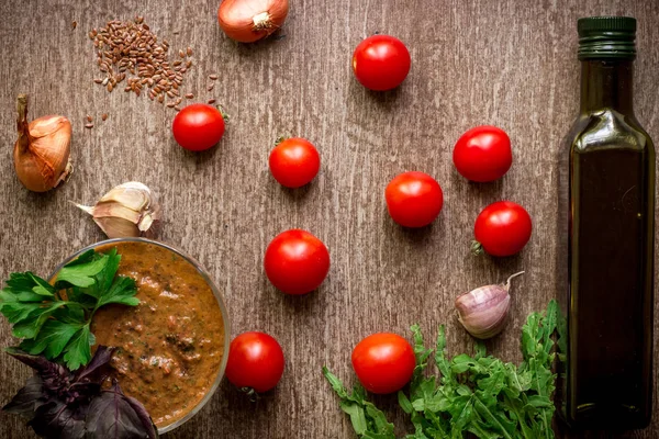 Sosu yapmak için taze organik maddeler: ıspanak, domates, Brüksel lahanası, fesleğen, zeytinyağı rustik arka planda, üstten görünüm.