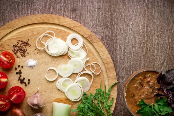 Salata yapmak için taze organik maddeler: ıspanak, domates, Brüksel lahanası, fesleğen, zeytinyağı rustik arka planda, üstten görünüm.