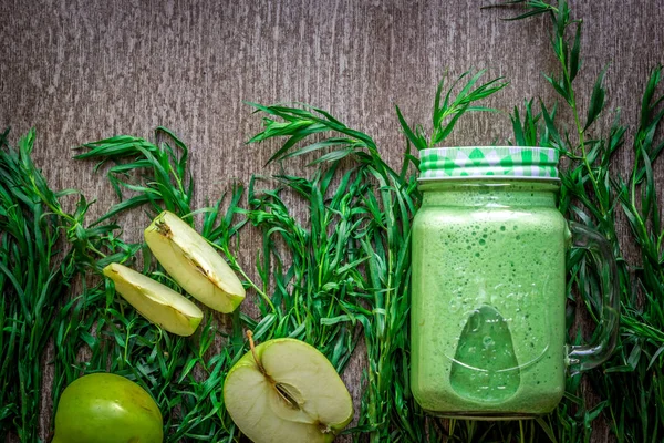 Batido verde con espinacas y manzanas en vidrio — Foto de Stock