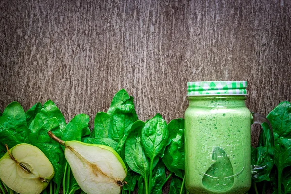 Bardak ıspanak suyu ahşap arka plan üzerinde