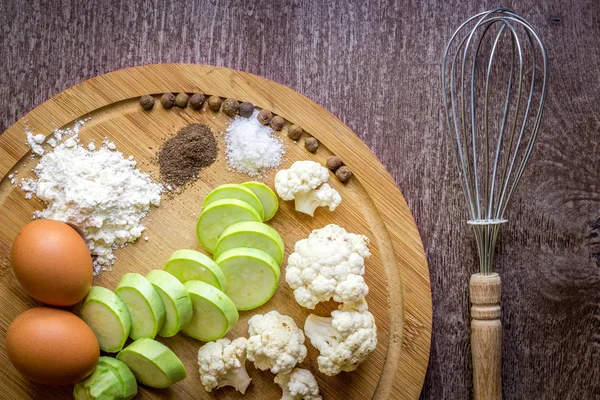 Taze sebze rosto için hazır. Üstten Görünüm. Ahşap arka plan